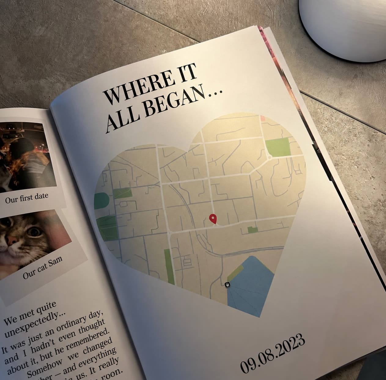 Page de magazine ouverte sous une lampe, un plan de ville découpé en forme de cœur et une date